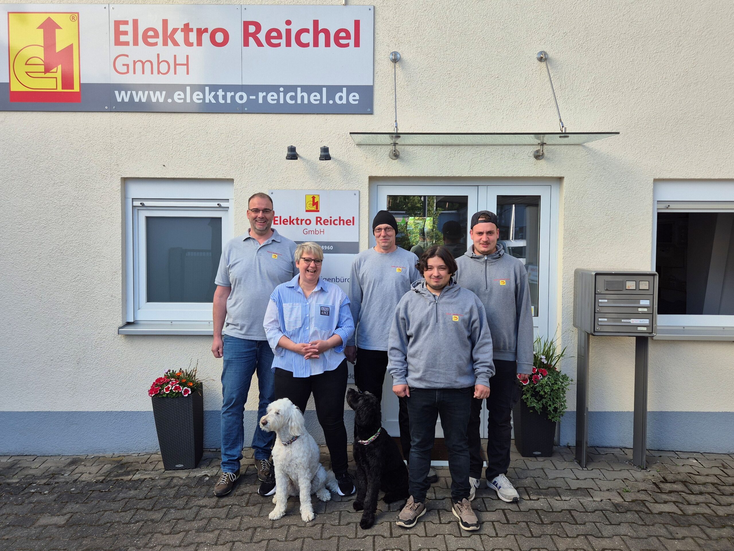 Elektriker Nürnberg Team Elektro Reichel vor Firmengebäude in Stein