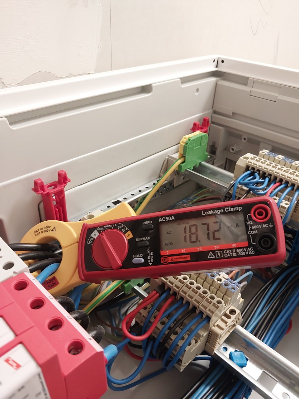 Messgerät zur Prüfung der elektromagnetischen Verträglichkeit an einer Elektroinstallation