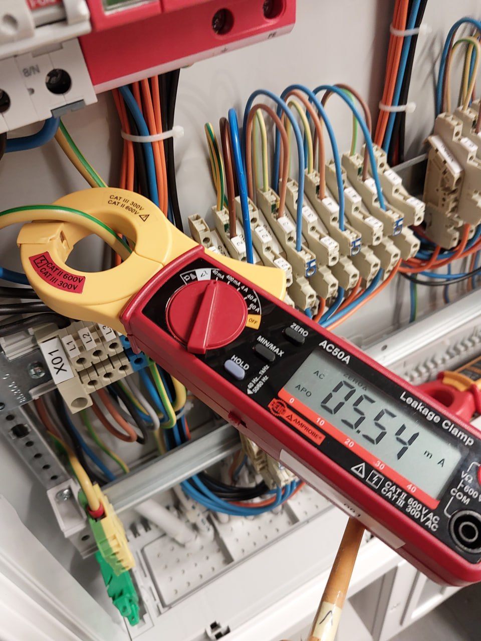 Messgerät zur Prüfung der elektromagnetischen Verträglichkeit an einer Elektroinstallation