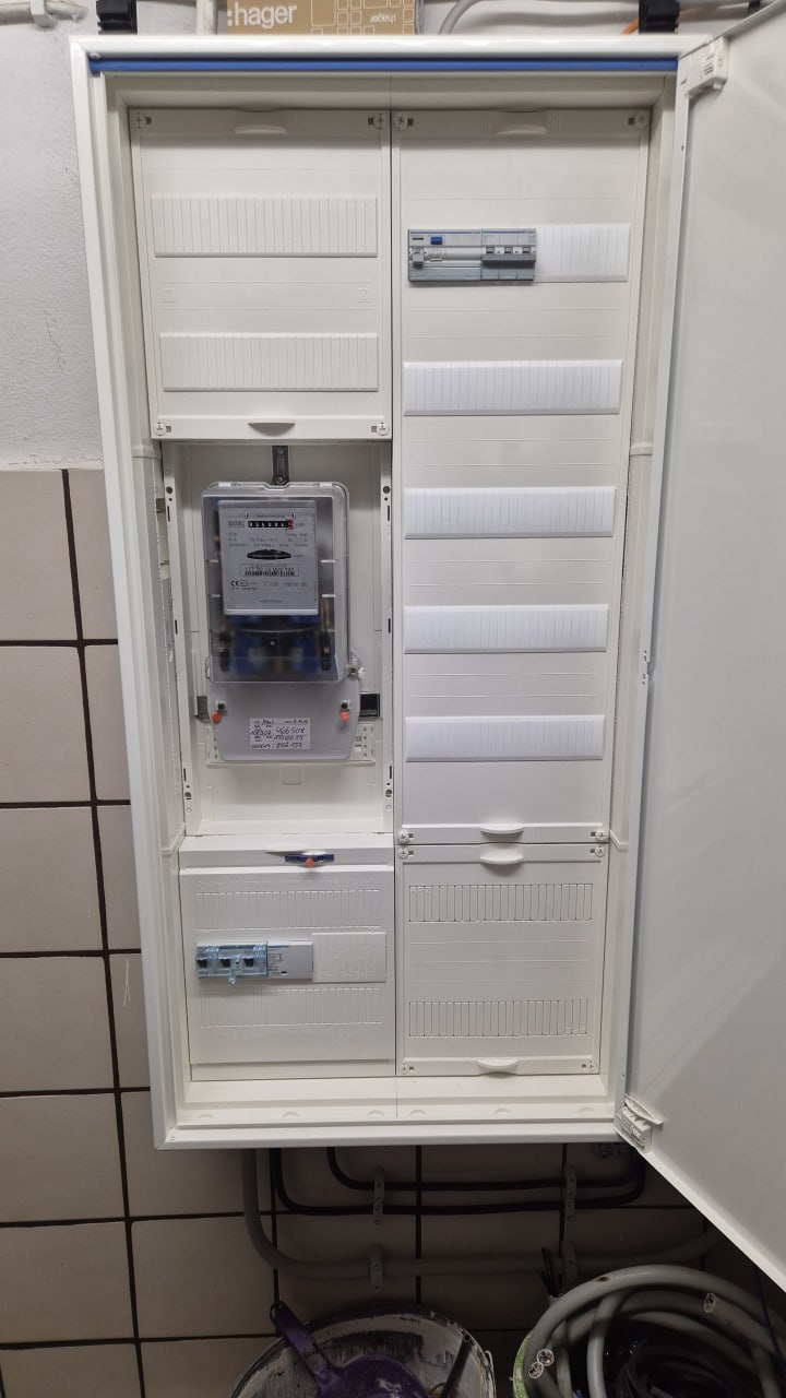 Geöffneter Zählerschrank mit Stromzähler und freien Einbauplätzen